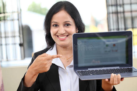 展示平板电脑的年轻女商人