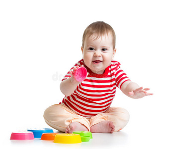 有趣的婴儿在地板上玩玩具，