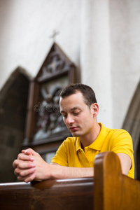 在教堂祈祷的年轻人