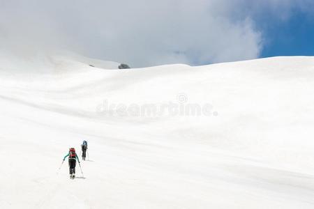 滑雪者上山