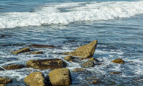 海浪和岩石