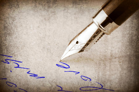 钢笔在纸上写字，