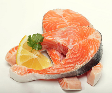 鲑鱼。新鲜生鲑鱼红鱼牛排。