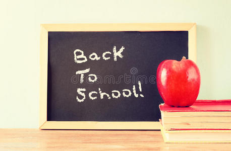 黑板上的短语回到学校，苹果和一叠书。 过滤后的图像
