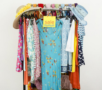 可爱的夏季服装挂在挂着大减价招牌的衣架上。