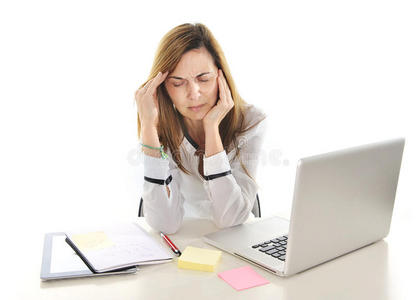 女商务人士在工作压力下用电脑头疼