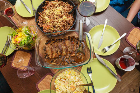 准备好的晚餐在桌上.吃饭时间.照片