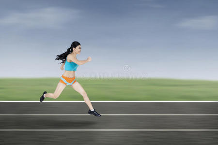 一个年轻女子在田里奔跑