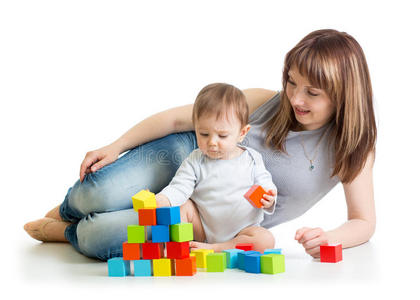 男婴和妈妈玩积木