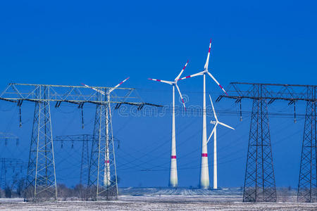 冬季景观中输电线路不同的风车