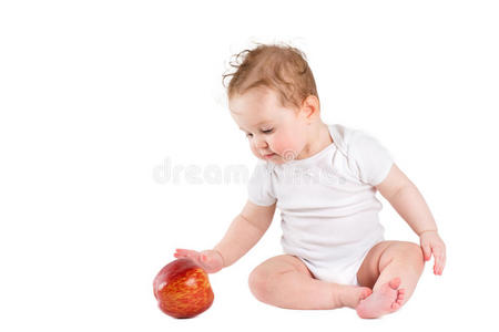 有趣的婴儿玩一个大的红色苹果，孤立在白色