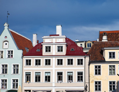 老城区，塔林，爱沙尼亚。市政厅广场上明亮多彩的房子。