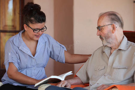 陪伴或祖父阅读