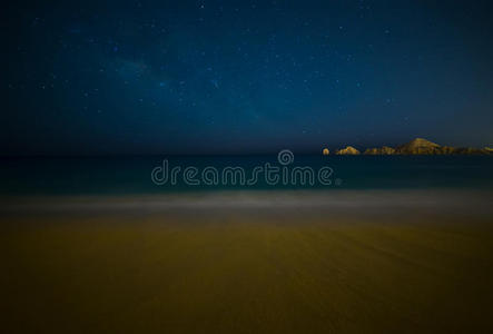 墨西哥圣卢卡斯卡波海滩上的银河系