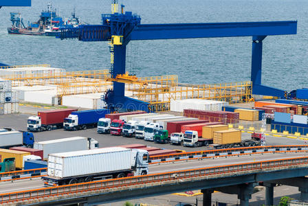 货物运输卡车和船舶