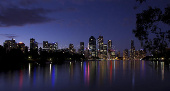 布里斯班市夜灯河反射澳大利亚