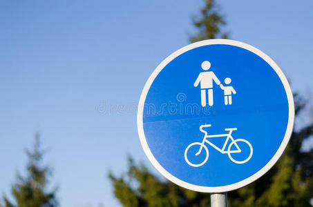 蓝色自行车和人行道路标