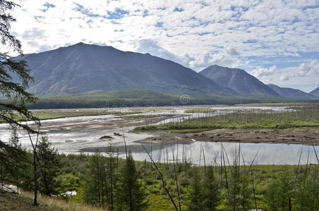 山河中有高崖的宽阔山谷。