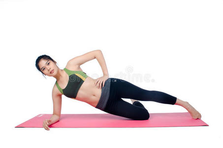 美女用粉色瑜伽垫进行室内锻炼