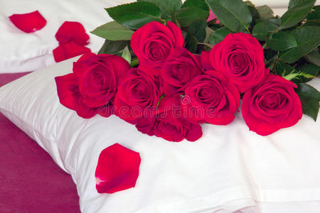 枕头上的红玫瑰和红床单