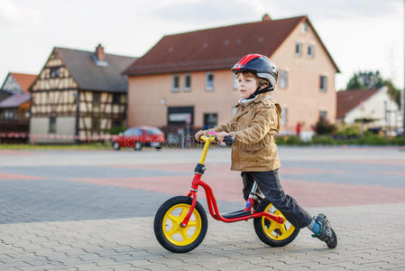 小男孩玩得很开心，骑着他的自行车