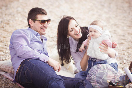 快乐的一家人在海滩上玩得开心