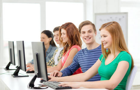 微笑的学生在学校用电脑学习