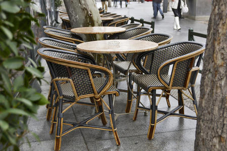 雨天咖啡馆的空桌子