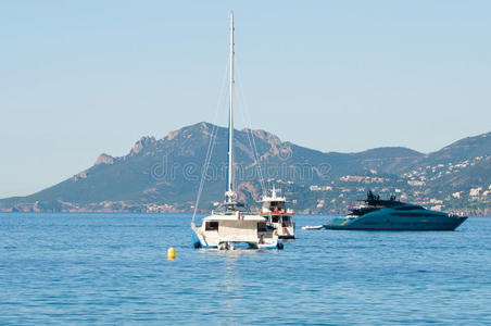 法国戛纳，美丽的游艇在波光粼粼的蓝色海洋上