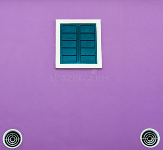 紫色墙上的绿色窗户和冷却风扇