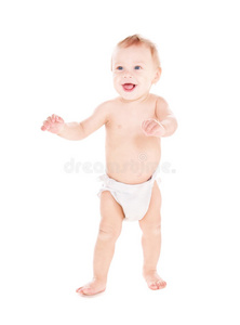 穿着尿布的站着的男婴