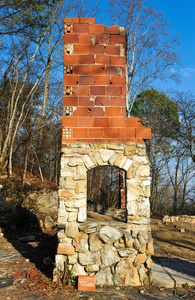 旧石头壁炉