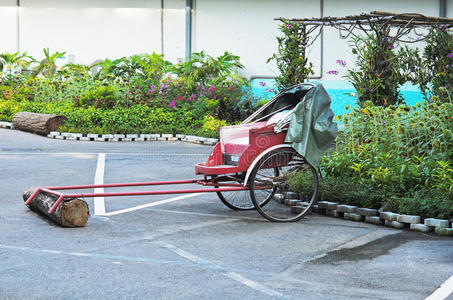 花园里的双轮手推车