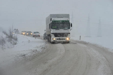 暴风雪中的道路