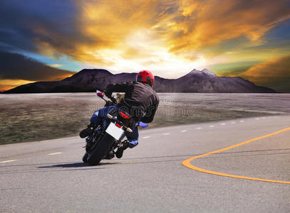 骑摩托车的背影图片图片