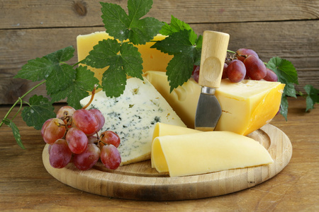 cheeseboard 马斯丹 羊乳干酪，卡门培尔奶酪 和葡萄吃甜点