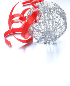 银色圣诞球 饰 与一条红丝带