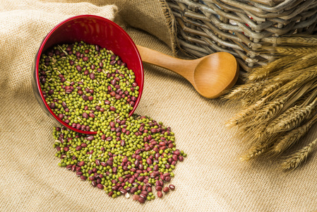 碗的混合豆上与小麦麻布