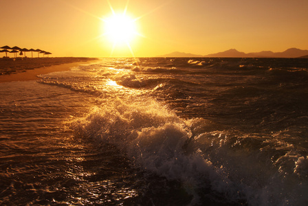 在与波海海滩夏季日落