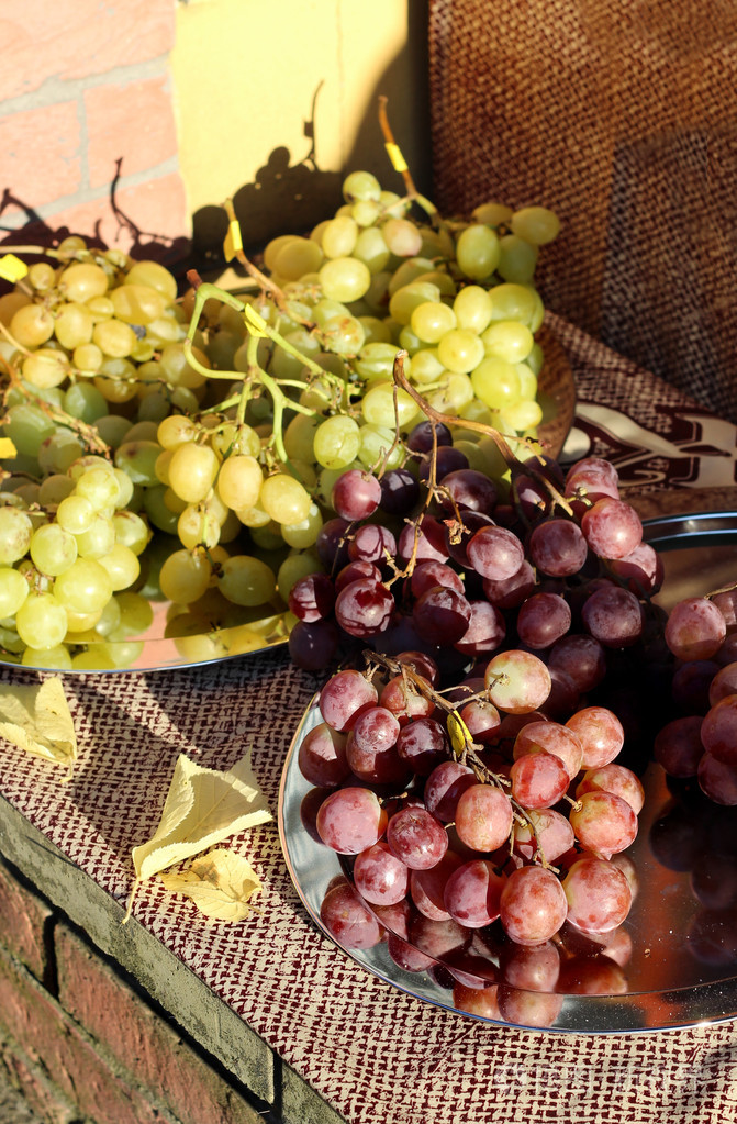 串白色和红色的葡萄