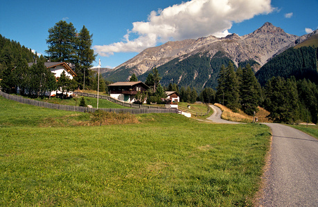 高山农村现场看到从一个多岩石的山脊。在瑞士的阿尔卑斯山徒步旅行