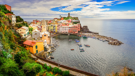 多彩 vernazza 村的五渔村的全景视图