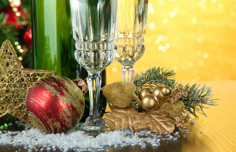 作文与圣诞装饰品和两个香槟杯子，在明亮的背景上