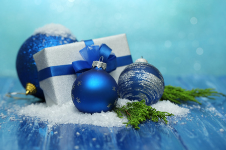 作文与圣诞球 礼品盒和彩色木制背景上雪