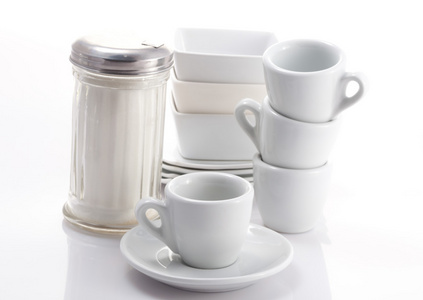 咖啡杯子和碟子孤立在白色背景上