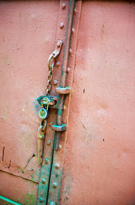 风化老门与锁和链