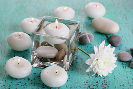 装饰花瓶与蜡烛 水和石头在木桌特写
