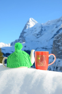 茶壶在帽和一杯对高山风光图片