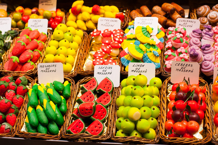 街市档位充分的 candys 在 la boqueria 市场。巴塞罗那。加泰罗尼亚