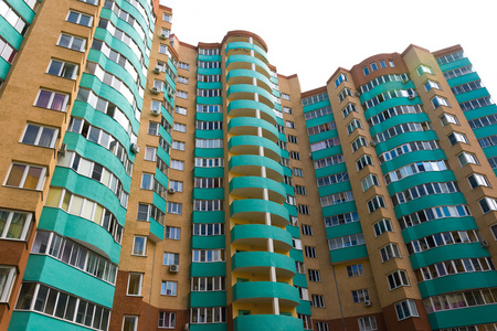 现代公寓房子带绿色阳台